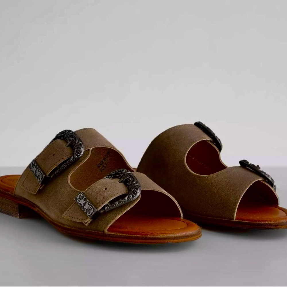 Women’s beige Flat Sandals size 9